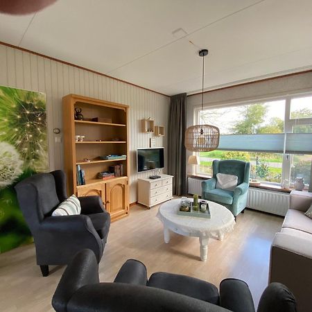 Huis Bij Het Water Met Sloepje Jutrijp Bagian luar foto