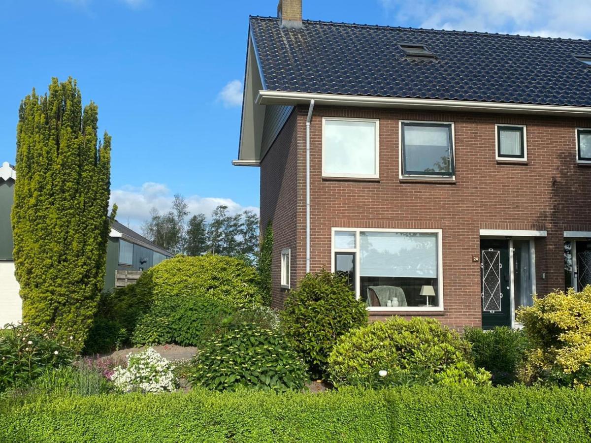 Huis Bij Het Water Met Sloepje Jutrijp Bagian luar foto