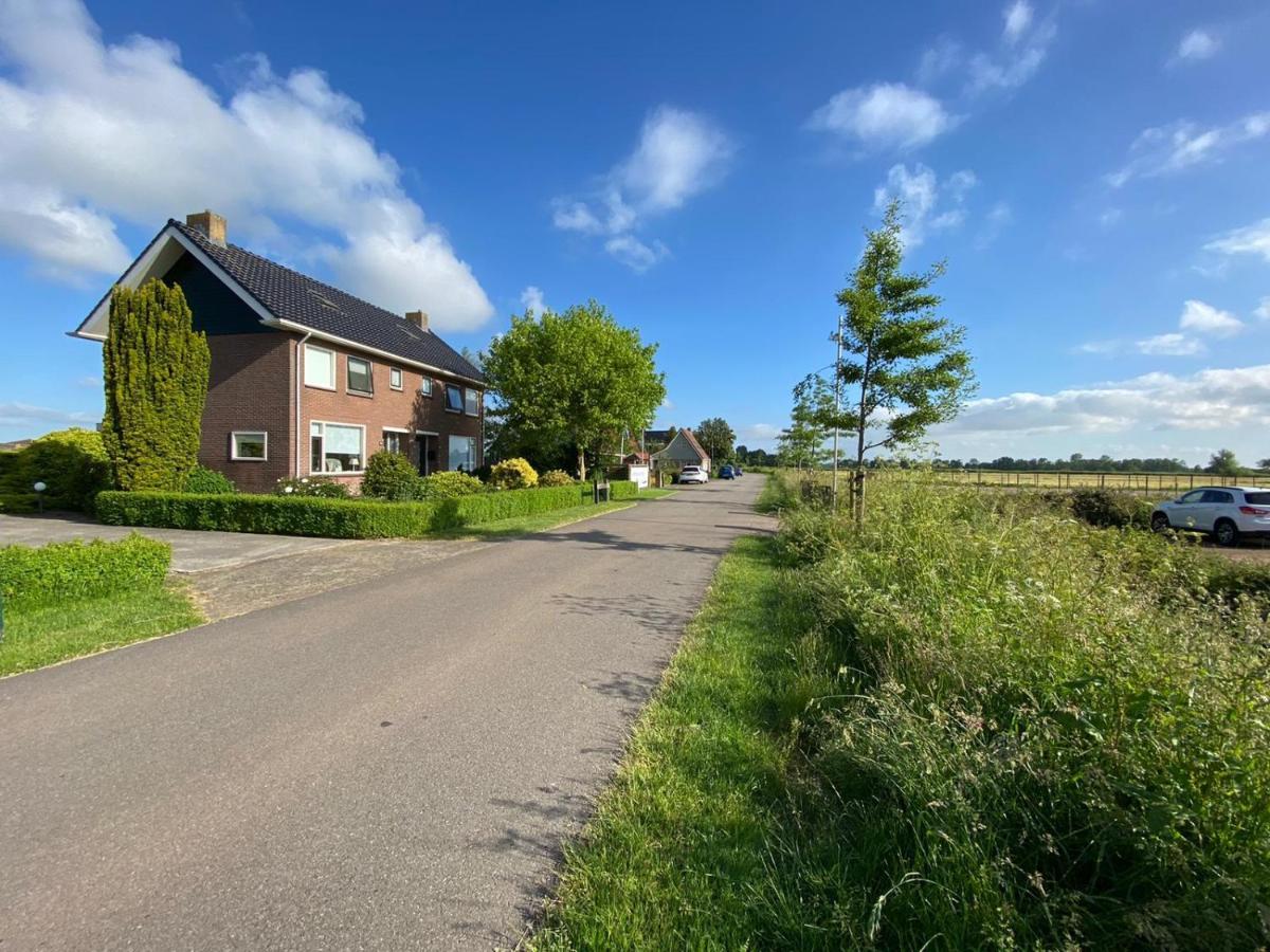 Huis Bij Het Water Met Sloepje Jutrijp Bagian luar foto