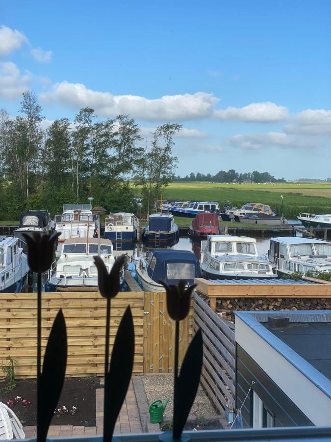 Huis Bij Het Water Met Sloepje Jutrijp Bagian luar foto