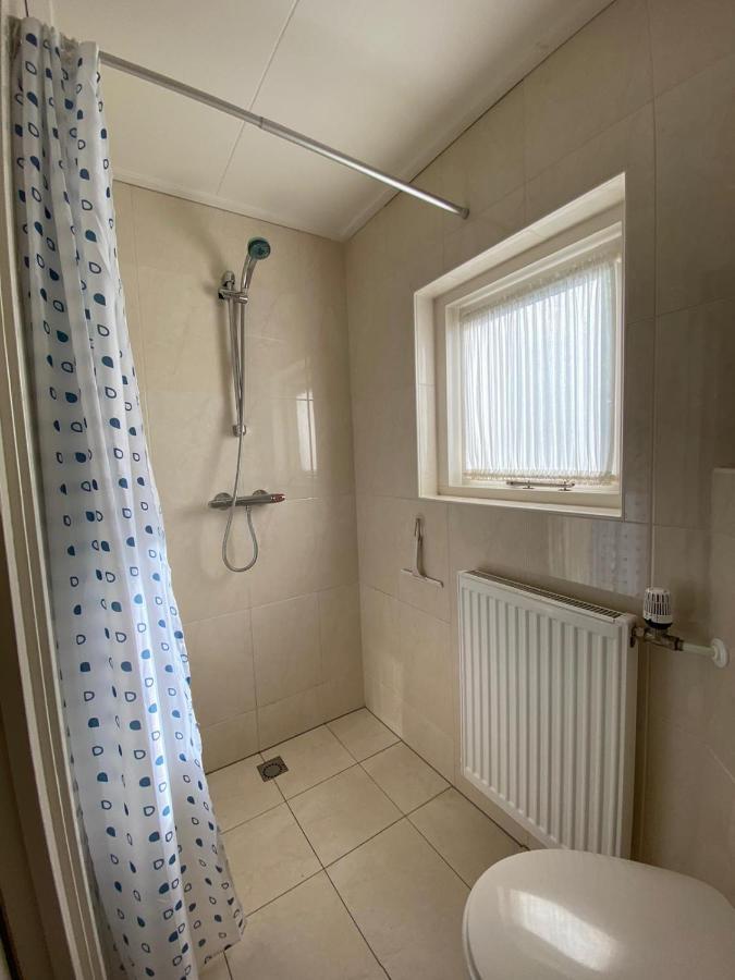 Huis Bij Het Water Met Sloepje Jutrijp Bagian luar foto