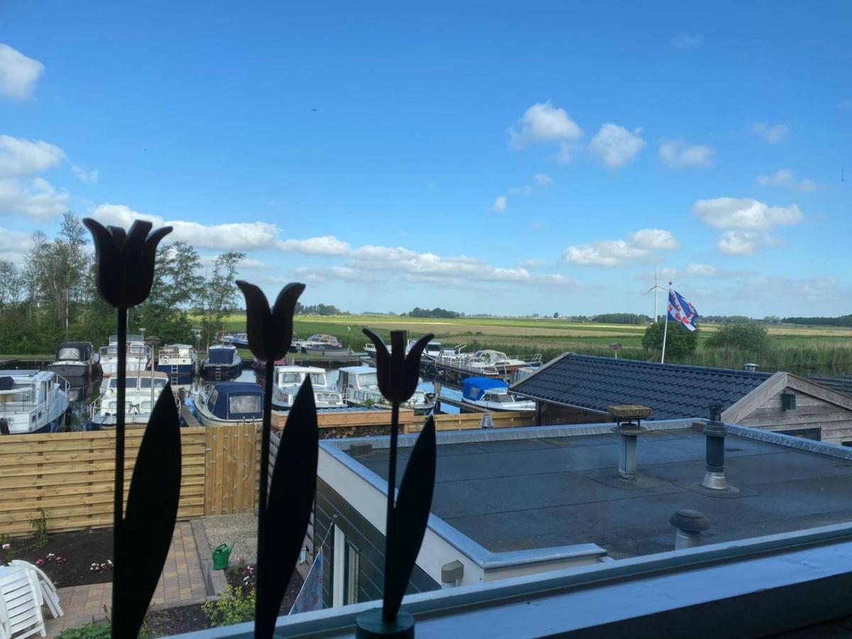 Huis Bij Het Water Met Sloepje Jutrijp Bagian luar foto