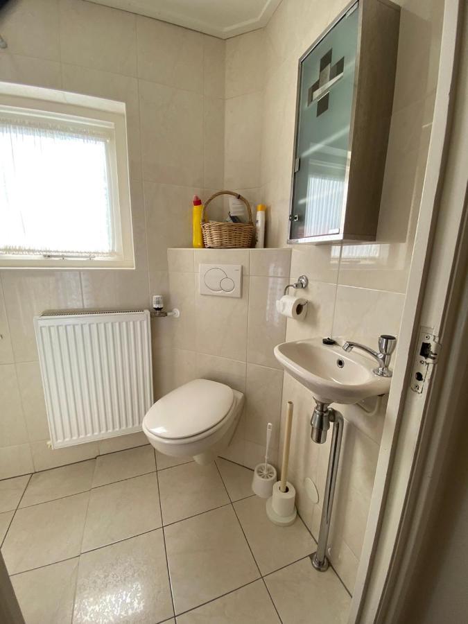 Huis Bij Het Water Met Sloepje Jutrijp Bagian luar foto