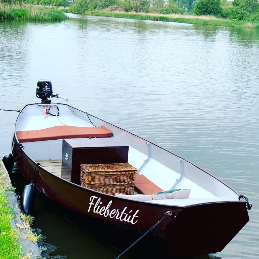 Huis Bij Het Water Met Sloepje Jutrijp Bagian luar foto