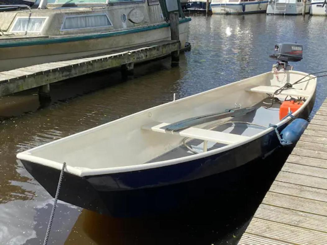 Huis Bij Het Water Met Sloepje Jutrijp Bagian luar foto