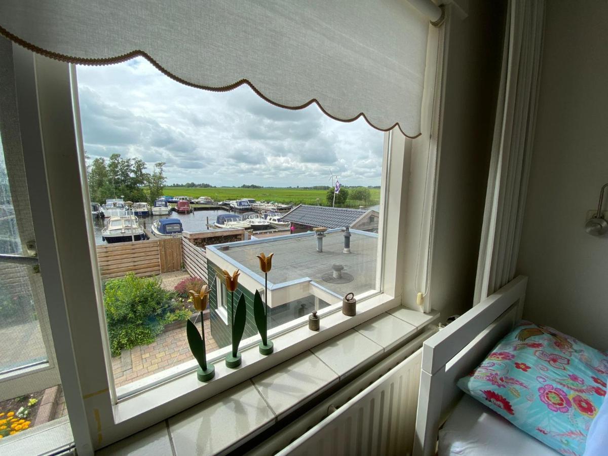 Huis Bij Het Water Met Sloepje Jutrijp Bagian luar foto