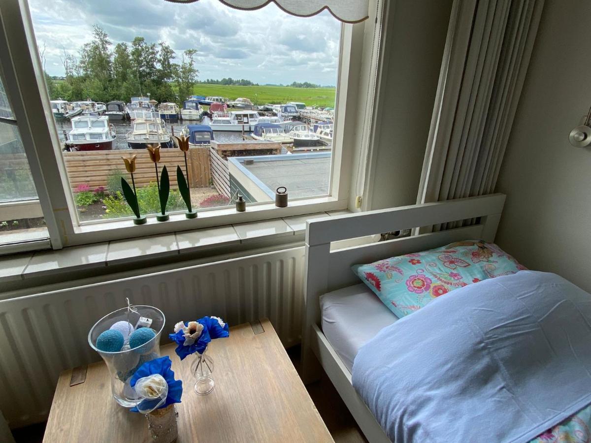 Huis Bij Het Water Met Sloepje Jutrijp Bagian luar foto