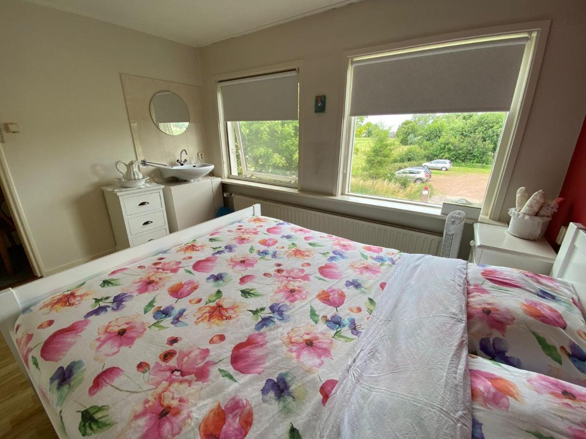 Huis Bij Het Water Met Sloepje Jutrijp Bagian luar foto
