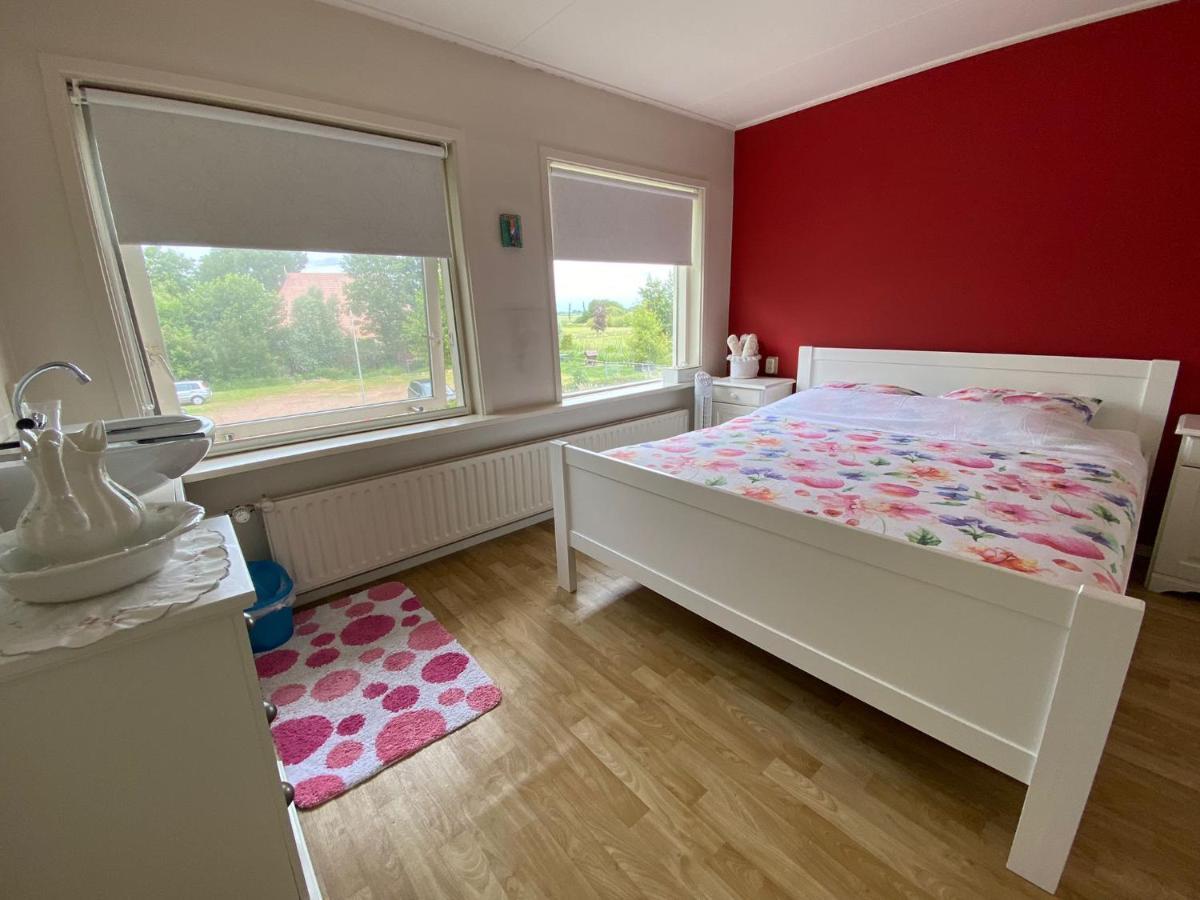 Huis Bij Het Water Met Sloepje Jutrijp Bagian luar foto