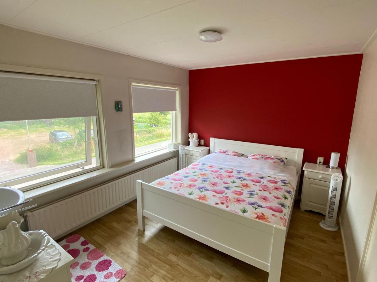 Huis Bij Het Water Met Sloepje Jutrijp Bagian luar foto