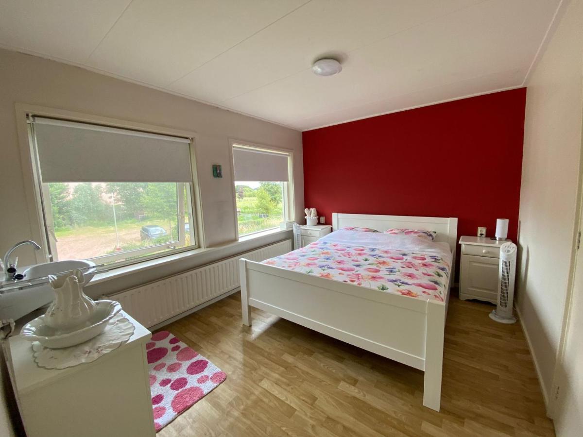 Huis Bij Het Water Met Sloepje Jutrijp Bagian luar foto