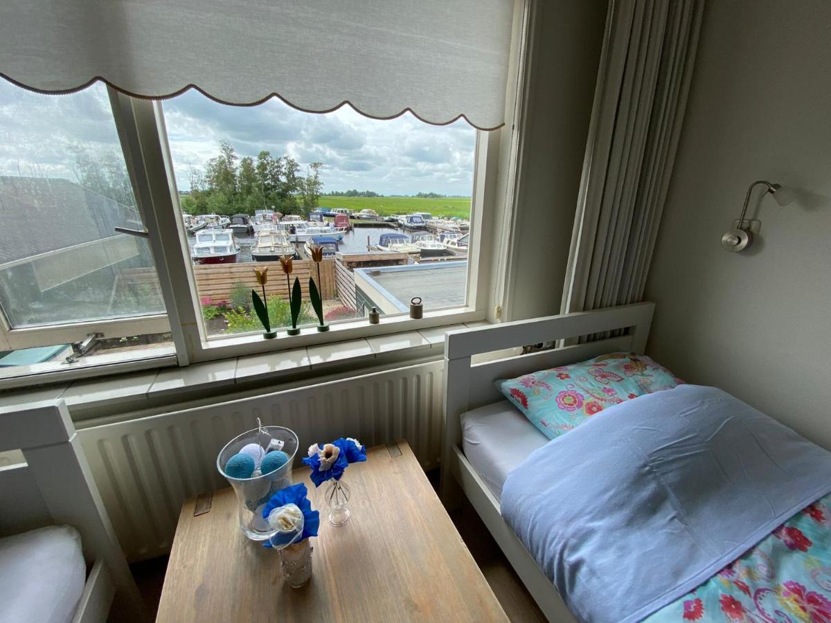 Huis Bij Het Water Met Sloepje Jutrijp Bagian luar foto