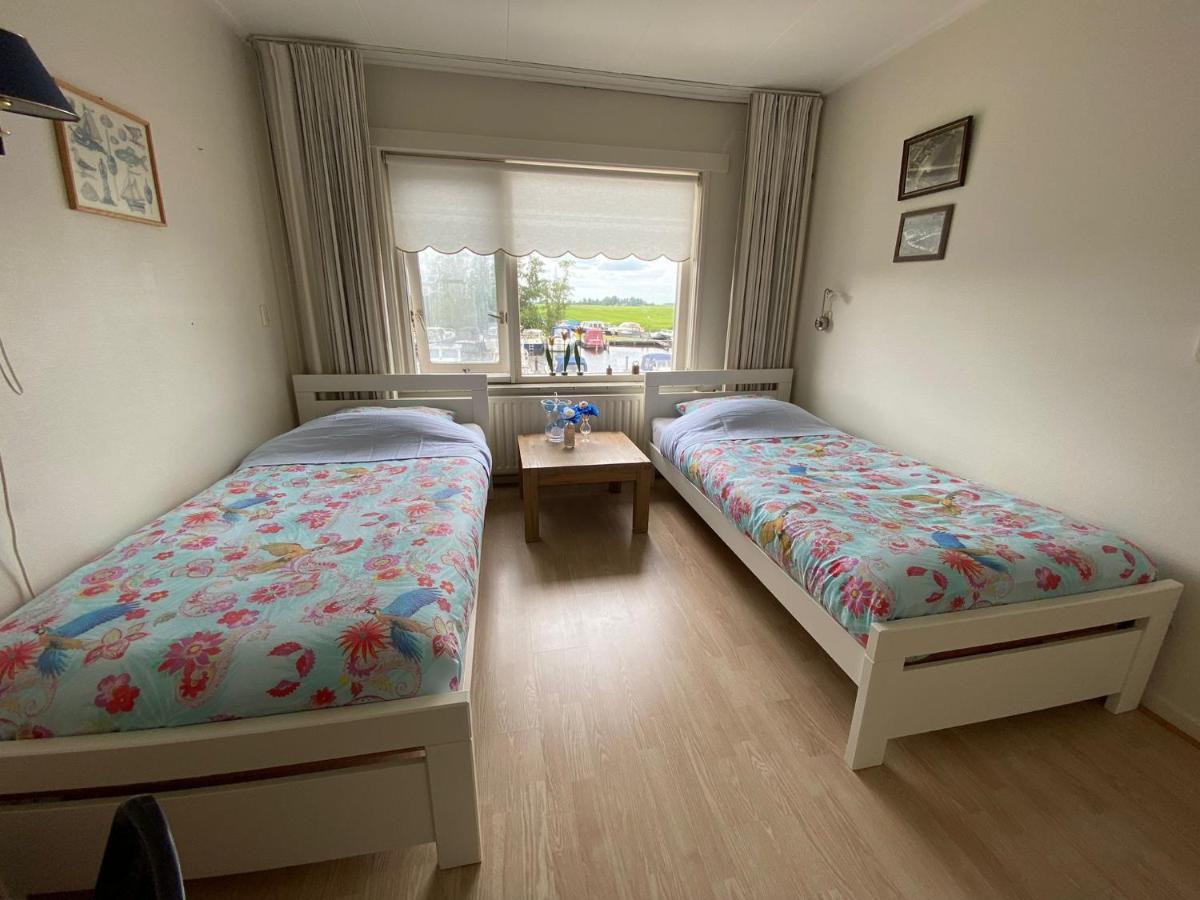 Huis Bij Het Water Met Sloepje Jutrijp Bagian luar foto