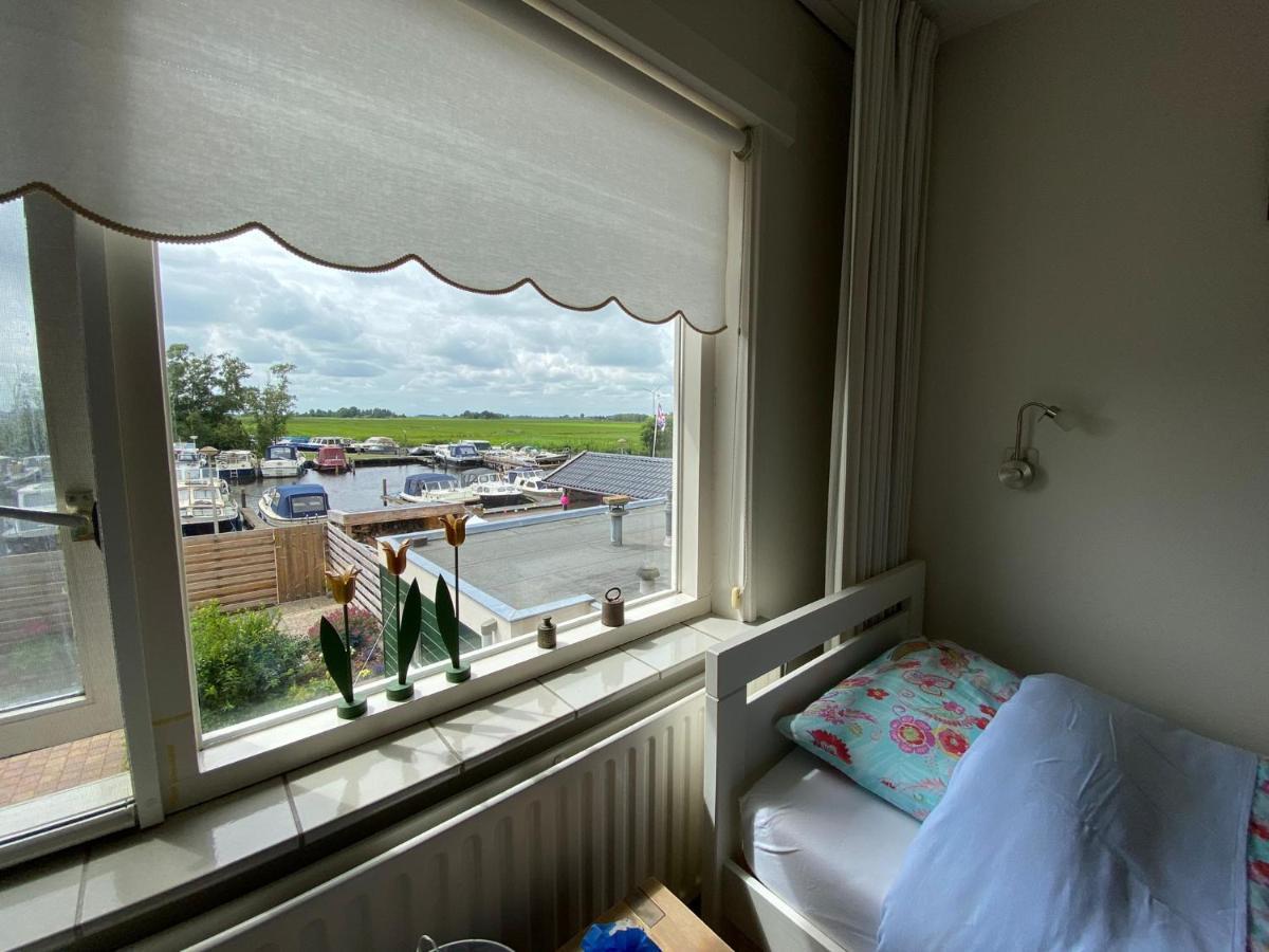 Huis Bij Het Water Met Sloepje Jutrijp Bagian luar foto