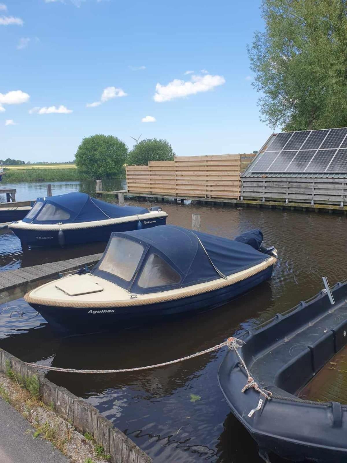 Huis Bij Het Water Met Sloepje Jutrijp Bagian luar foto
